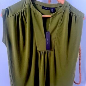 Beautiful TAHARI blouse , new amazing color and great fabric , only one chance !